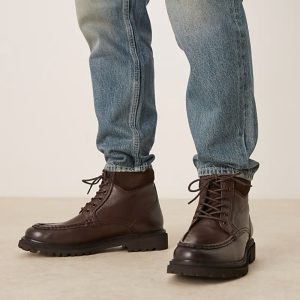 lace up boots in brown leather with apron toe