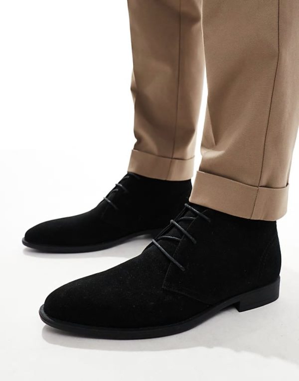 lace up chukka boots in black
