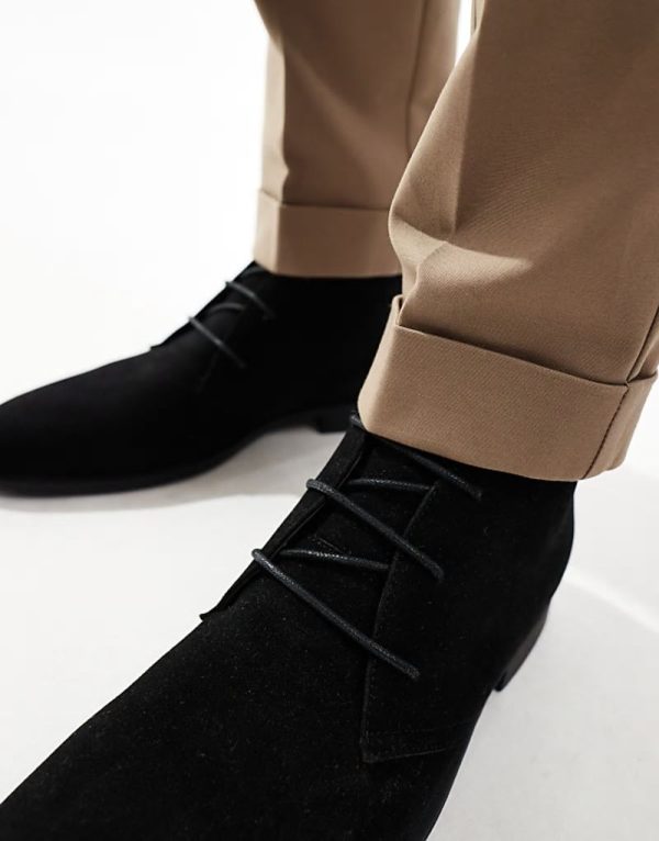 lace up chukka boots in black - Image 2