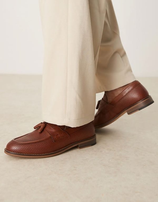 High quality loafers in tan leather with tassel