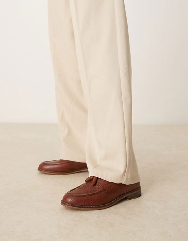 High quality loafers in tan leather with tassel - Image 3