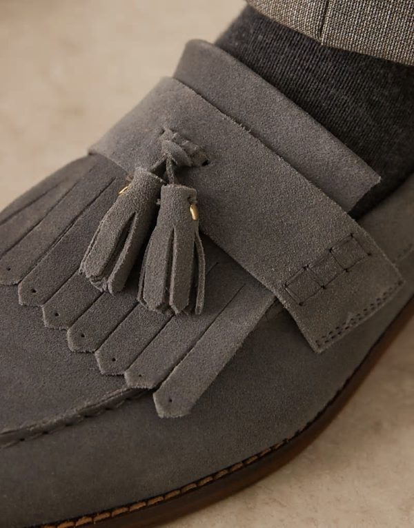 loafers in grey suede with fringe and tassel detail - Image 3