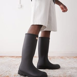 Downpour tall wellington boots in black