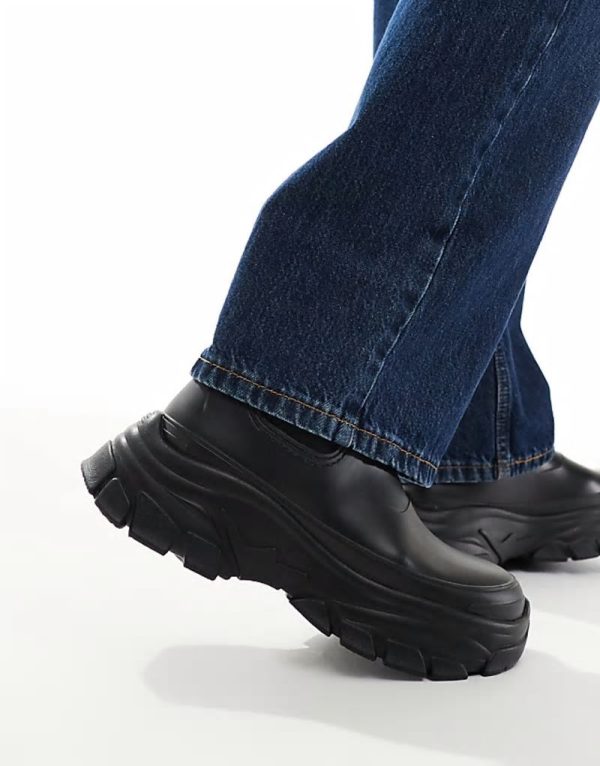 chelsea wellington boots in black with chunky sole - Image 4