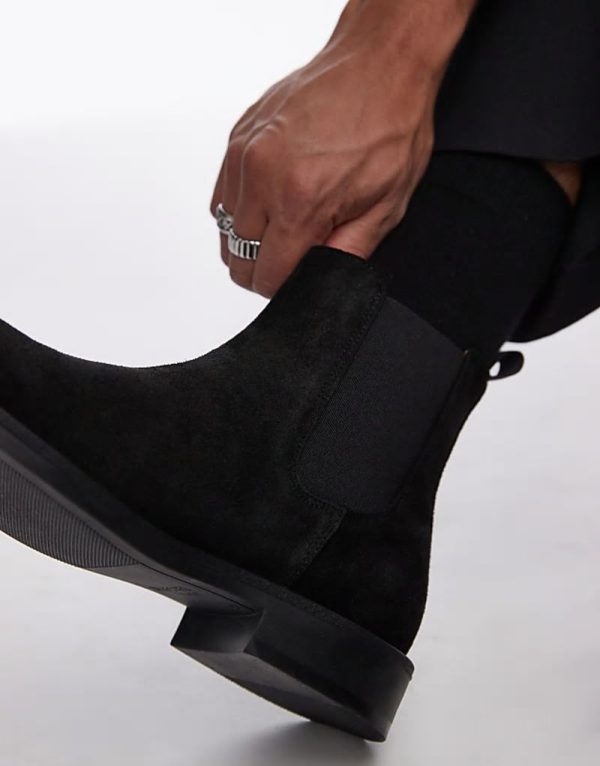 Suede chelsea boots in black - Image 4