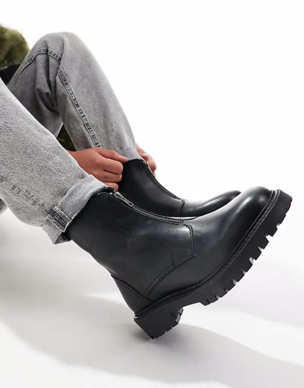 boots in black leather with zip