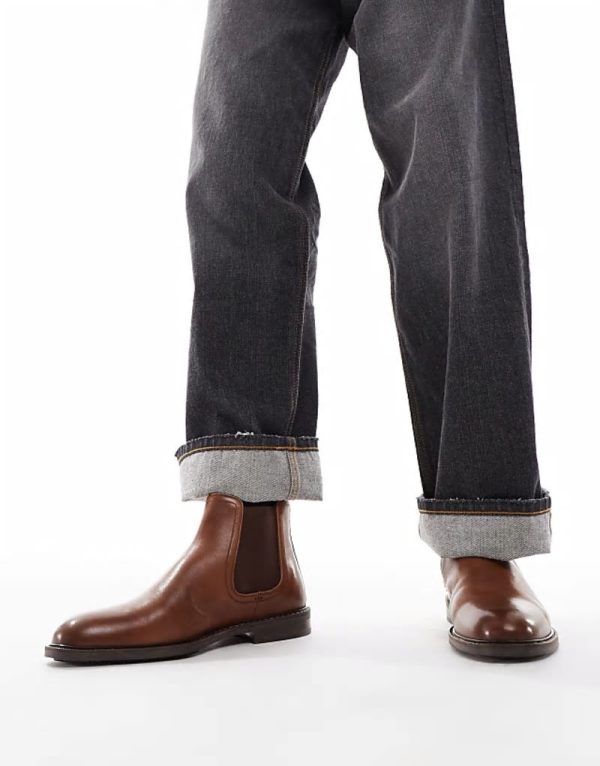 chelsea boots in tan leather